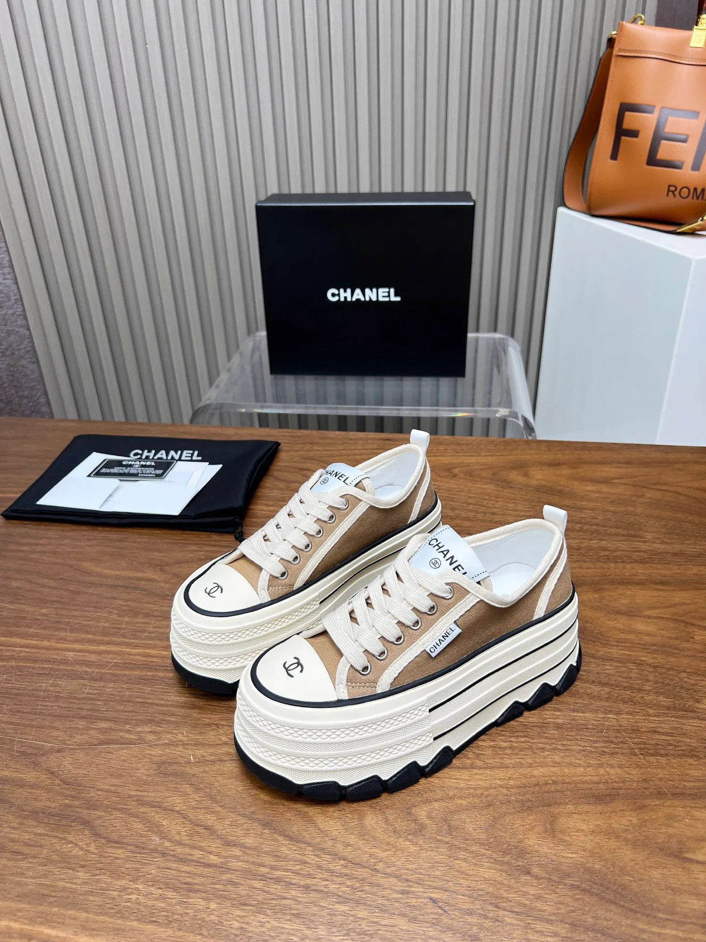 👟👟Ex-factory price 460👟👟 Top version, original quality! ! ! Chanel Chanel - 2025 biscuit shoes, the top casual sports shoes in the counter. This classic design; the style of the upper is made of various craftsmanship; the outsole is fashionable and sporty; the unusual inclusion of a variety of color matching elements... The diversified mix and match is very beautiful and versatile, casual, fashionable, sports and outdoor can be taken into account... ꫛꫀꪝ Go➫ Material: ❶Upper made of: original canvas ❷Inside made of: sheepskin ❸Outsole based on: Original TPU combination outsole, counter quality packaging, complete set for women 35–40